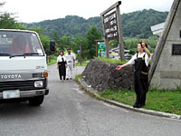 利用者を高台の白川荘に避難誘導します