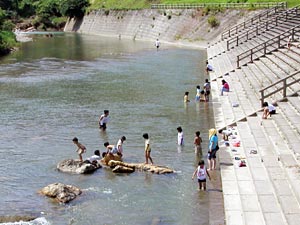 河川プールのように利用されている湖岸公園親水護岸の置賜白川