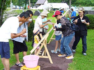 流しそーめん会場は大賑わい