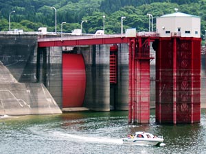 白川湖面の旅に出発