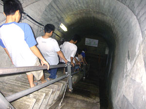 ダムの底へつながる長く・急な階段にビックリ