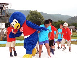 子供もマスコットも雪に大喜び