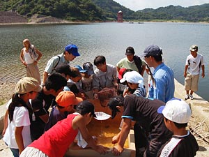 水辺の国勢調査を実施中の「パスコ」さんより魚の調査方法について説明