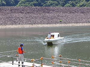 巡視船で湖面も調査