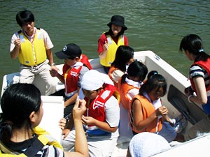 巡視船上での水質調査