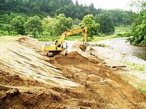 6月末に貯砂ダムの土砂を仮置場からソバ圃場に搬入