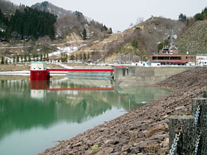 満々と雪融け水を湛える白川湖