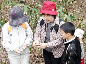 子供たちと一緒に笹舟づくり