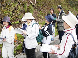 あの花は何でしょう？自然観察ノートで調べています。