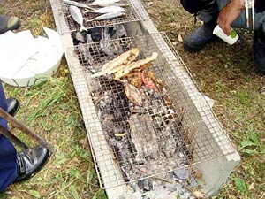 白川で獲れた魚やザリガニが昼食です