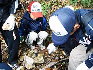 子供たちは化石探しに夢中でした