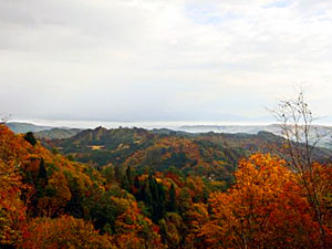 紅葉で彩られた周囲の山々が見渡せました