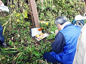 雪崩の被害に合われた方を供養する場面も