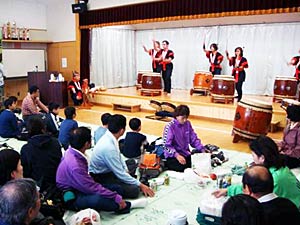 芋煮会では和太鼓演奏も披露されました