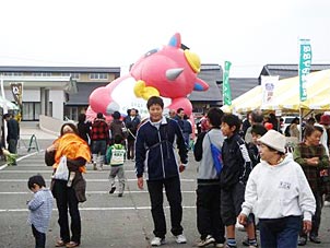 収穫祭の会場全体も大賑わいでした