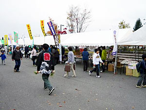 飯豊町で収穫された食材の販売テント