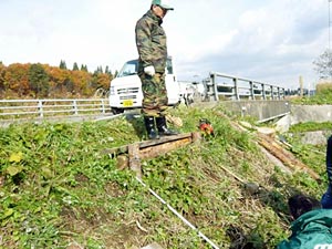 階段は、実際に乗ってみて強度を確認