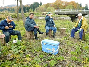 完成したベンチでひと休み