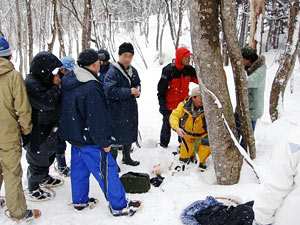 雪の降る中、皆さん真剣に説明を聞きます