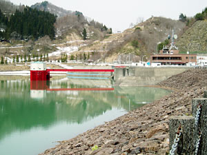 満々と雪融け水を湛える白川湖