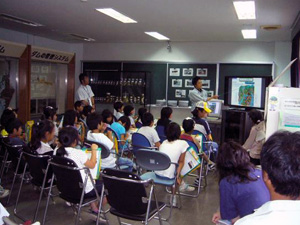 展示室でダムの役割を勉強(大塚小)