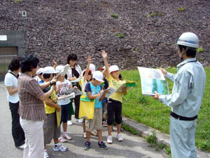 みんな活発に質問(手ノ子小)