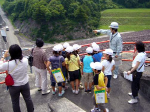 監査廊入口からダムの高さを確認(手ノ子小)