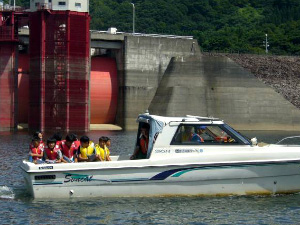 船に乗ってダム貯水池の巡視