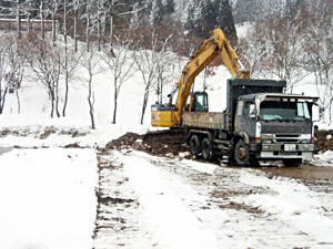 ダム湖の掘削作業