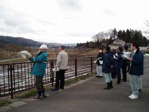 ダム下流河川の想定氾濫(はんらん)箇所を現地調査