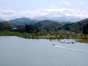 【新緑の白川湖と残雪の飯豊山(H22.5.16撮影)】