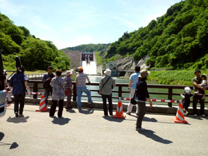 下流からダムの放流を見学