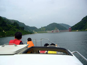 船で白川湖面の旅へ