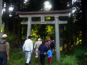 山之神神社でも草木塔と杉を見学