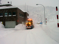 ロータリー除雪車で除雪の様子