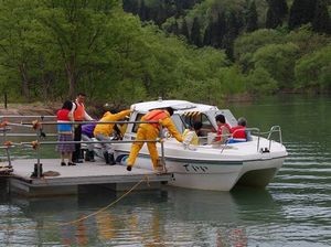 足元に気をつけて乗船願います