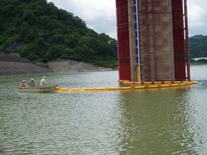 【作業船によるオイルフェンス設置撤去作業】