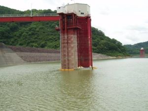 【取水塔周りに設置し、下流への油流出を遮断】