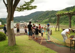 今年も好評 無料流しそうめん(事故防止協議会提供)