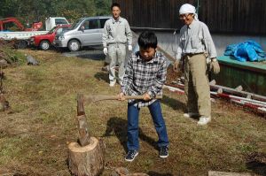 手斧での薪割り体験