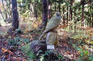 散策路で出会ったクマタカの彫刻