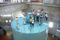 白川発電所内部を点検