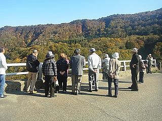 天端から山々の紅葉を鑑賞中