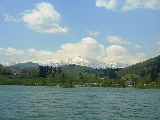 【湖面から眺める残雪の飯豊山は絶景♪】