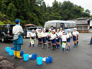 真剣な様子で説明を聞いています