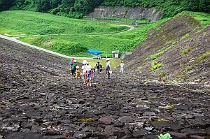 監査廊の出口を出たらダム登山にチャレンジ！！