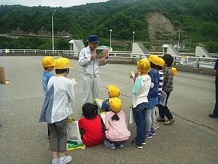 ダム周辺に生息している生き物や昔話に興味津々です