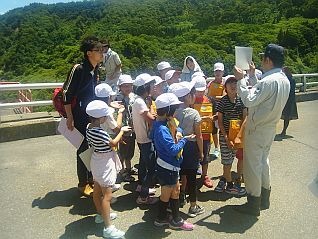 ダム周辺に生息する生き物の話に夢中の様子♪