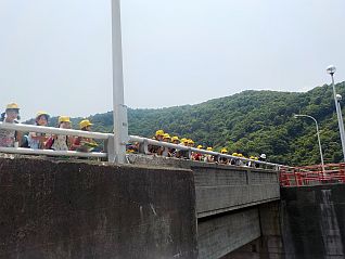 天端からのぞきこむ貯水池に釘付け(゜Д゜)