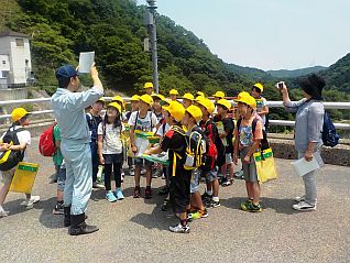 ダム周辺に生息する生き物の話に興味津々のようす♪